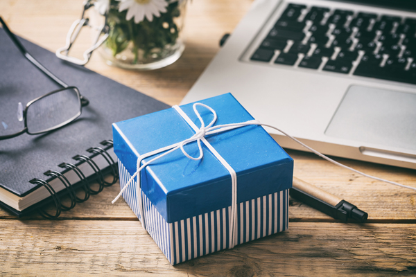 Ratgeber zum Thema Mitarbeitergeschenke von BETTMER - Erfolgreiche Werbeartikel